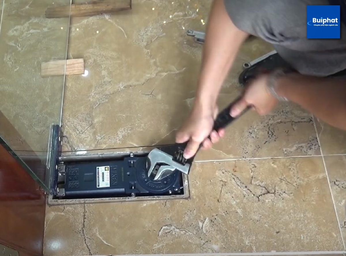 Cách chỉnh bản lề cửa kính cường lực bị chảy dầu ở trục cam