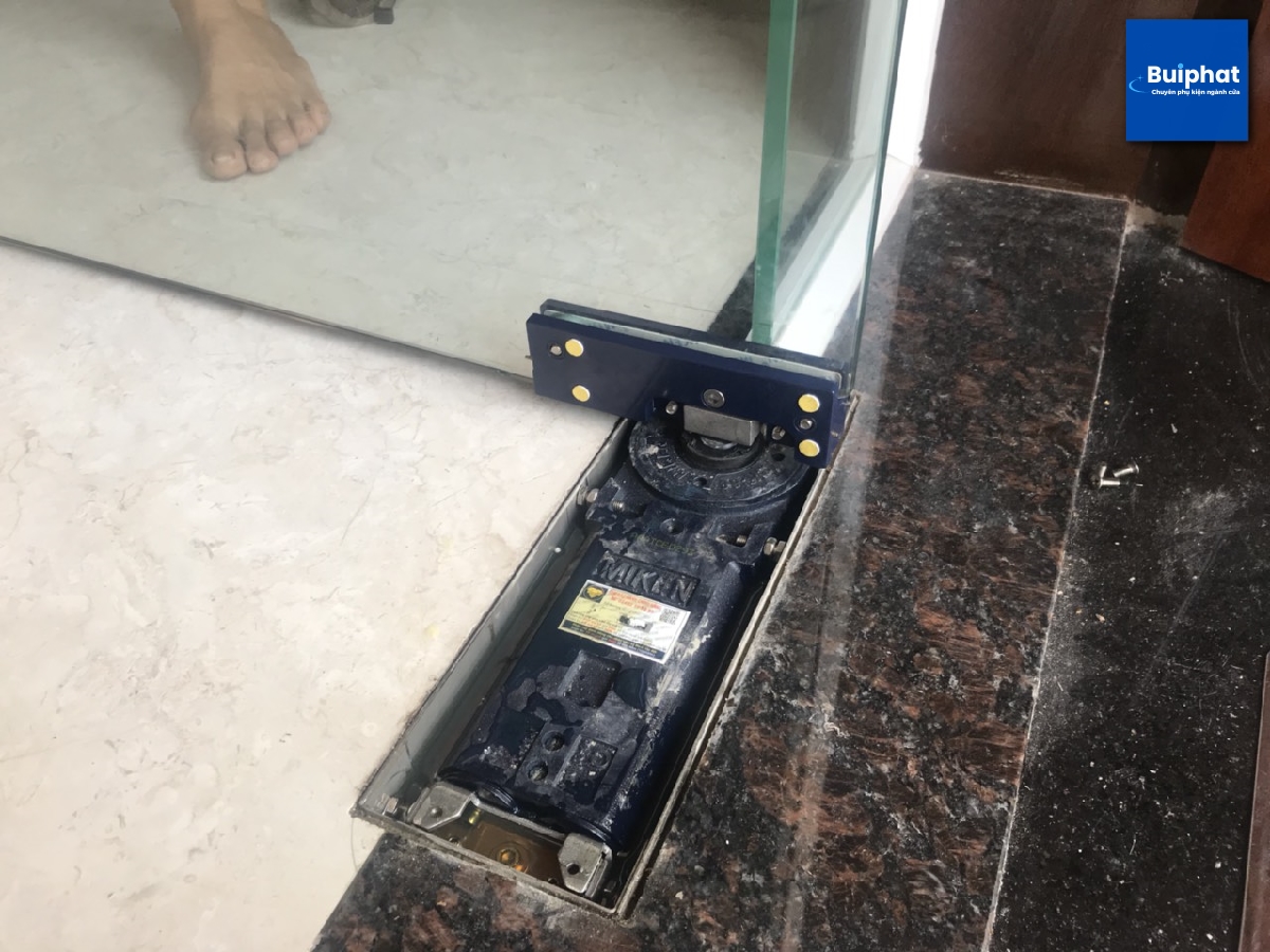 Cách điều chỉnh bản lề cửa kính cường lực bị lệch, xệ cánh
