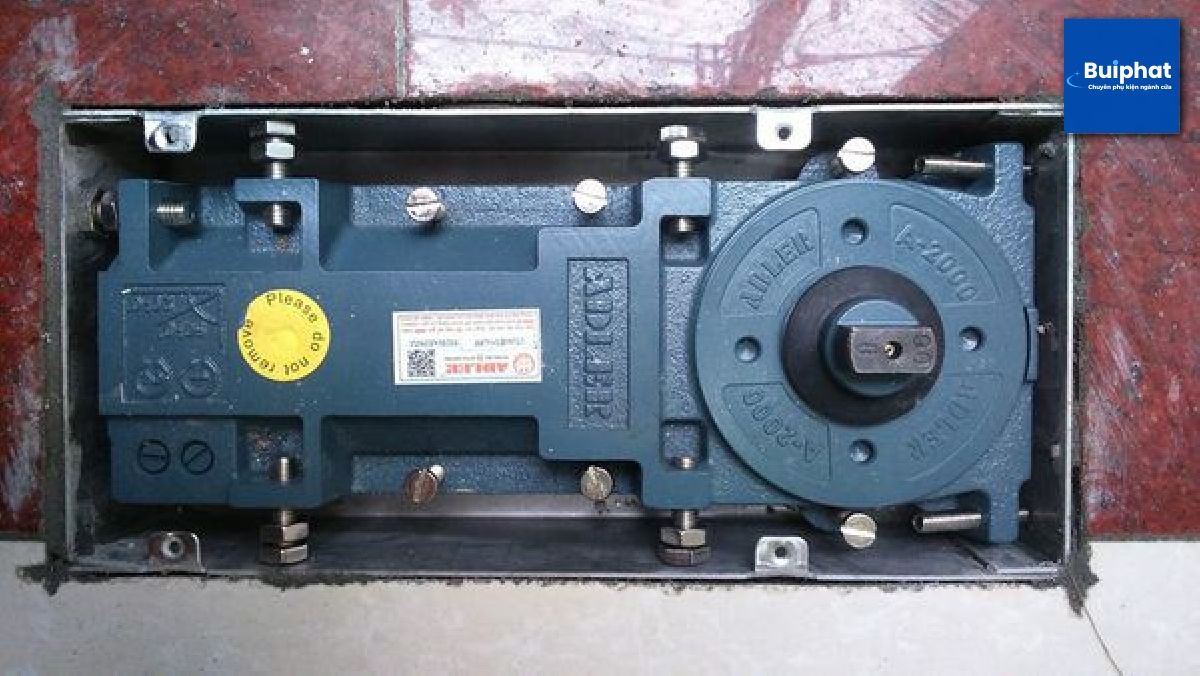 Cách điều chỉnh bản lề cửa kính cường lực phát ra tiếng kêu