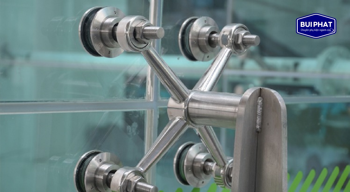 Chân bắt kính Spider được cấu tạo từ nhiều bộ phận nhằm nâng cao khả năng bám giữ chắc chắn