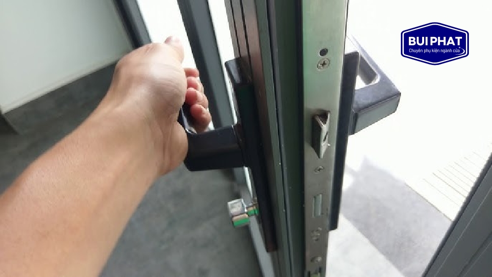Bộ khóa cửa nhôm kính bao gồm 2 then khóa, trong đó có 1 then lưỡi gà và 1 then cố định.