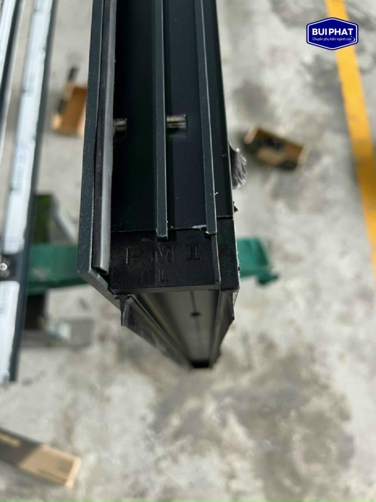 Nẹp chân cửa nhôm kính