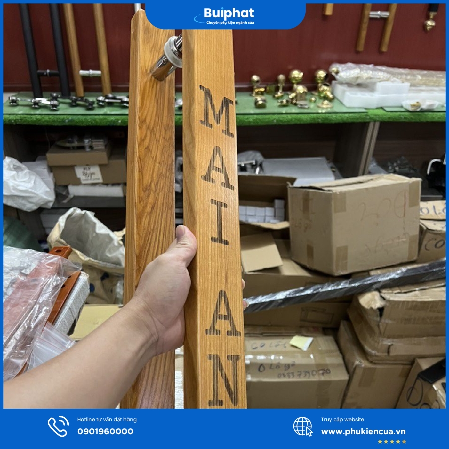 Tay nắm gỗ cửa kính in khắc logo, chữ theo yêu cầu