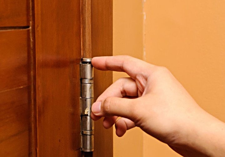 Nguyên nhân bản lề cửa bị kêu cọt kẹt (cửa kêu cót két)