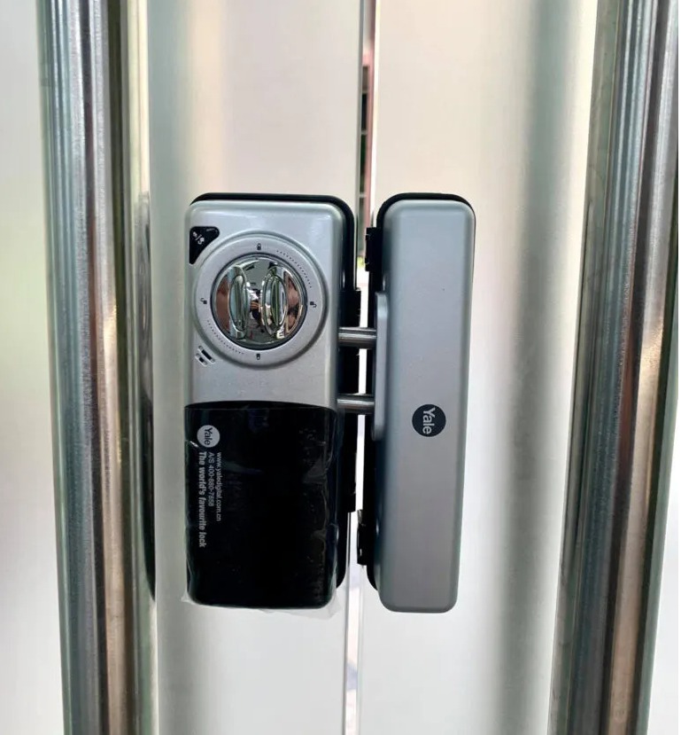 Khóa vân tay cửa kính 2 cánh Yale YDG413