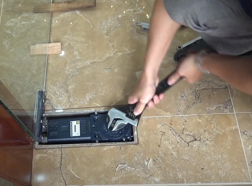 Cửa kính cường lực bị kêu: Nguyên nhân và cách khắc phục