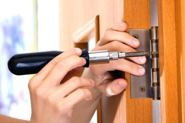 Làm thế nào để sửa bản lề cửa bị kêu?